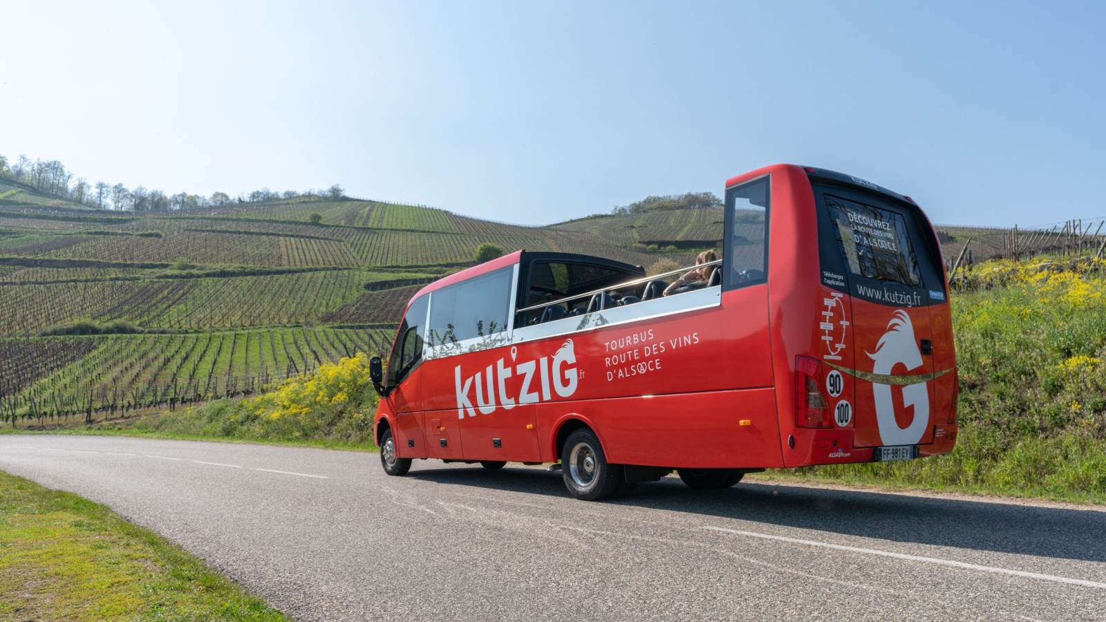 Bus-cabriolet panoramique Kut'Zig sillonnant la Route des Vins d'Alsace