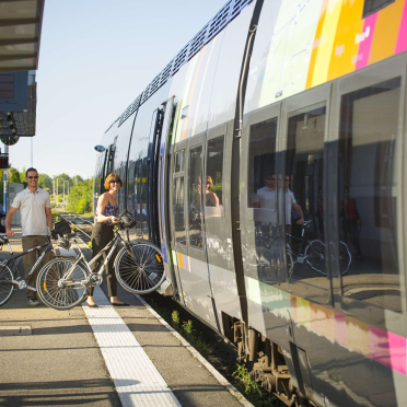 Cyclotouristes embarquant dans un train avec leur vélo pour rejoindre la Véloroute du Vignoble à vélo